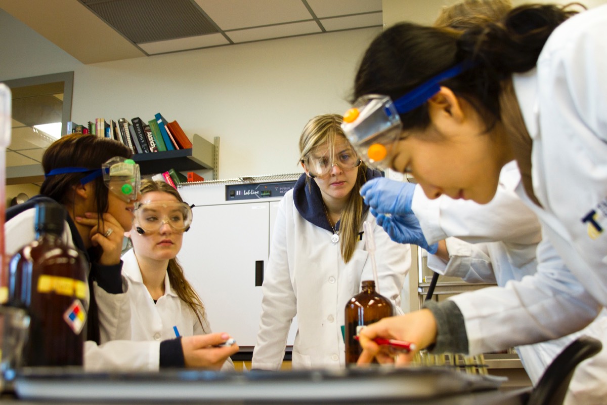 students in microbiology class